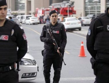 Κωνσταντινούπολη: Μασκοφόροι «γάζωσαν» πολυτελές αυτοκίνητό - 2 νεκροί